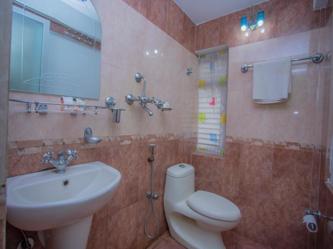Oyo 146 Somewhere Hotel & Resturant كاتماندو المظهر الخارجي الصورة